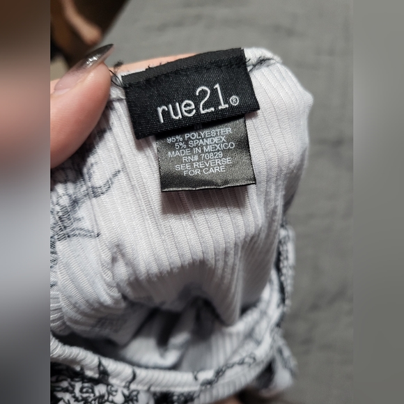 Rue 21 black and white Japanese dragon crop top shirt - Picture 4 of 4